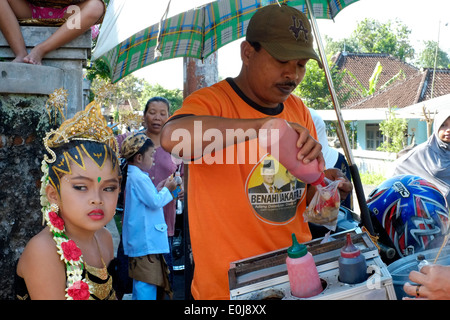 Scuola indonesiana di bambini in costume celebra la XXI Aprile indonesia donna hero giorno hari kartini Foto Stock