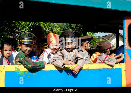 Scuola indonesiana di bambini in costume celebra la XXI Aprile indonesia donna hero giorno hari kartini Foto Stock