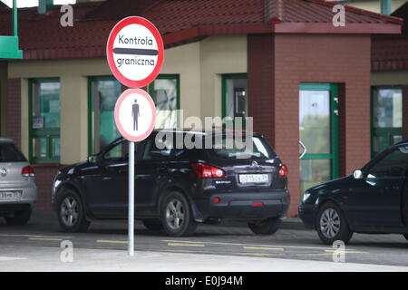 Grzechotki, Polonia 14th, maggio 2014 frontiera polacca con la Russia è sicuro dice Piotr Stachanczyk Segretario di Stato polacca di ministero degli Interni polacco al valico di frontiera con la Russia in Grzechotki. Automobili in attesa in linea di confine controll sono visti. Foto Stock