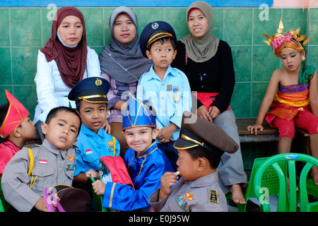 Scuola indonesiana di bambini in costume celebra la XXI Aprile indonesia donna hero giorno hari kartini Foto Stock