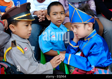 Scuola indonesiana di bambini in costume celebra la XXI Aprile indonesia donna hero giorno hari kartini Foto Stock