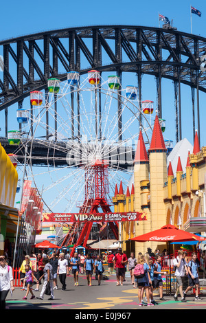 Sydney Australia,Milsons Point,Luna Park,divertimento,ruota panoramica,uniforme studenti,classe,gita sul campo,compagni di classe,Harbour Bridge,porto,AU140310098 Foto Stock