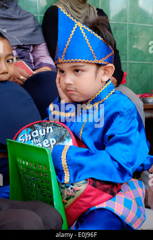 Scuola indonesiana di bambini in costume celebra la XXI Aprile indonesia donna hero giorno hari kartini Foto Stock