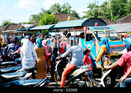 Scuola indonesiana di bambini in costume celebra la XXI Aprile indonesia donna hero giorno hari kartini Foto Stock