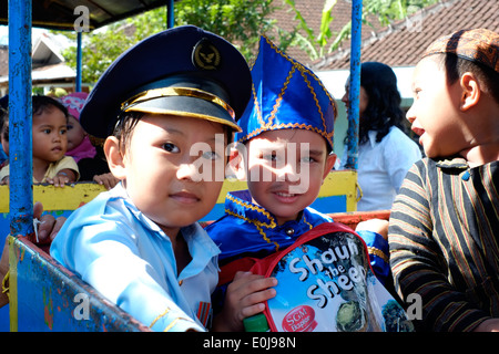 Scuola indonesiana di bambini in costume celebra la XXI Aprile indonesia donna hero giorno hari kartini Foto Stock