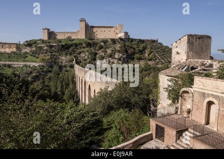 Vista del Ponte delle Torri a Spoleto, umbria, Italia Foto Stock