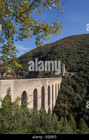 Vista del Ponte delle Torri a Spoleto, umbria, Italia Foto Stock