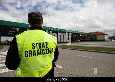 Grzechotki, Polonia 14th, maggio 2014 frontiera polacca con la Russia è sicuro dice Piotr Stachanczyk Segretario di Stato polacca di ministero degli Interni polacco al valico di frontiera con la Russia in Grzechotki. Il polacco di guardia di frontiera ufficiali sono visibili durante il confine controll alla Polonia - Russia confine. Foto Stock