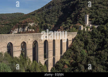 Vista del Ponte delle Torri a Spoleto, umbria, Italia Foto Stock