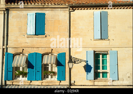 Una tipica costruzione di parete e windows al tramonto in Arles, Francia Foto Stock