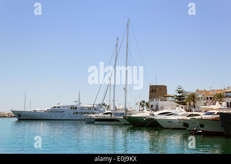 Puerto Banus a Marbella, Costa del Sol, Andalusia,Spagna. Luxury Yacht ormeggiati in porto. Foto Stock