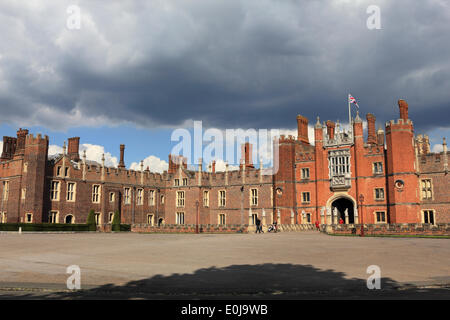 Hampton Court, Inghilterra, Regno Unito. 14 maggio 2014. È stata una giornata calda e soleggiata in tutto il Regno Unito. Qui l'Unione europea sventola con orgoglio Hampton Court Palace una popolare attrazione turistica nella zona sud-ovest di Londra, come una grande nuvola grigio passa overhead. Credito: Julia Gavin/Alamy Live News Foto Stock