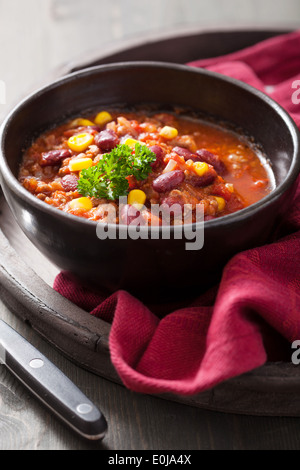 Mexican chili con carne nella ciotola nero Foto Stock