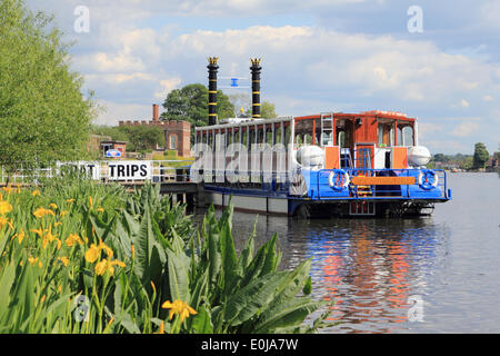 Hampton Court, Inghilterra, Regno Unito. 14 maggio 2014. È stata una giornata calda e soleggiata nella zona sud-ovest di Londra. La colorata battello a vapore traghetto "Nuovo Southern Belle' è ormeggiato sulle rive del fiume Tamigi accanto a Hampton Court Palace, pronto a prendere passeggeri verso Kingston. Credito: Julia Gavin/Alamy Live News Foto Stock