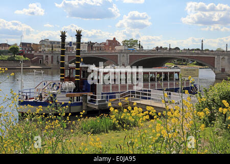 Hampton Court, Inghilterra, Regno Unito. 14 maggio 2014. È stata una giornata calda e soleggiata nella zona sud-ovest di Londra. La colorata battello a vapore traghetto "Nuovo Southern Belle' è ormeggiato sulle rive del fiume Tamigi accanto a Hampton Court Bridge, pronto a prendere i passeggeri verso Kingston. Credito: Julia Gavin/Alamy Live News Foto Stock