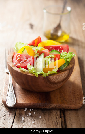 Una sana insalata di pomodori cetrioli e pepe Foto Stock
