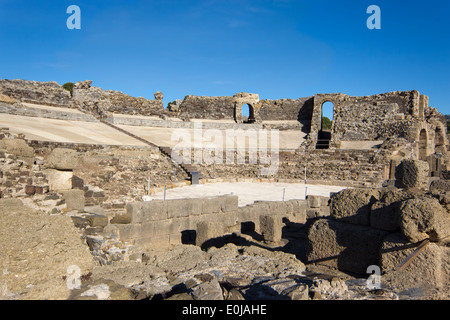 Le rovine di Baelo Claudia, Bolonia, Provincia di Cadice, Costa de la Luz, Andalusia, Spagna. Il teatro. Foto Stock
