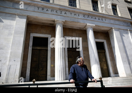 Un uomo anziano sorge nella parte anteriore di un ramo chiuso della Banca di Grecia durante lo sciopero generale. Foto Stock