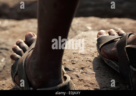 Masai guardia con sandali di vecchi pneumatici per auto, il Masai Mara, Kenya Foto Stock