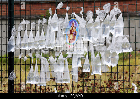 Tansparent sacchetti di plastica con acqua in un recinto del cimitero di anonimi defunti. Bogotà, Colombia, Sud America Foto Stock