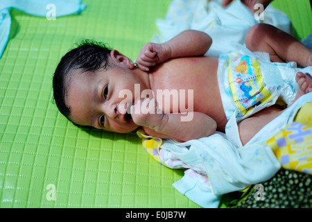 Neonato una settimana fa la posa su un fasciatoio a casa in Giava Est Indonesia Foto Stock