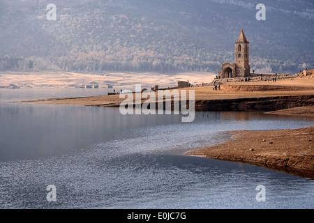 Chiesa medievale di Sant Roma de Sau emersa dalla Sau Reservoir durante un periodo di siccità in Catalogna. Foto Stock