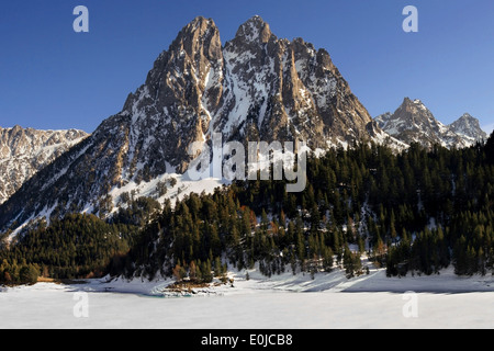 Il Encantats picco (2747 m) nel Parco Nazionale di Aiguestortes e Sant Maurici nei Pirenei, la Catalogna. Foto Stock