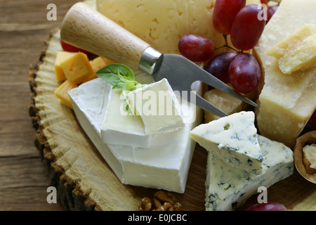 Formaggi con formaggi assortiti (parmigiano, brie, blu, cheddar) Foto Stock