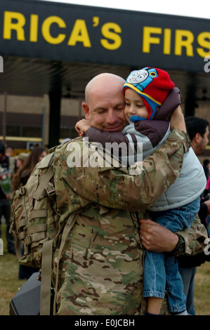 131129-A-TK117-134 Sgt. 1. Classe George argilla, un plotone sergente con la società B, 2° Brigata sostenere truppe Battaglione, 2° " Foto Stock