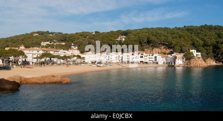 Spiaggia e il villaggio di Tamariu in Costa Brava Catalogna. Foto Stock