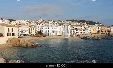 Spiaggia e il villaggio di Calella de Palafrugell in Costa Brava Catalogna. Foto Stock