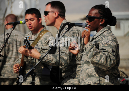 Tech. Sgt. Amber Grimes canta durante un "Coperchio Superiore" prestazioni a Pohantoon-e-Hawayee, la AAF "Big Air Scuola", su Foto Stock