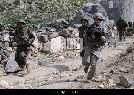 100313-A-0846W-994: KUNAR provincia, Afghanistan - STATI UNITI Army Sgt. Richard K. Williams del Waldorf, Md., un leader di squadra con 2 P Foto Stock