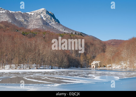 Lago ghiacciato di Santa Fe del Montseny in Catalogna. Foto Stock