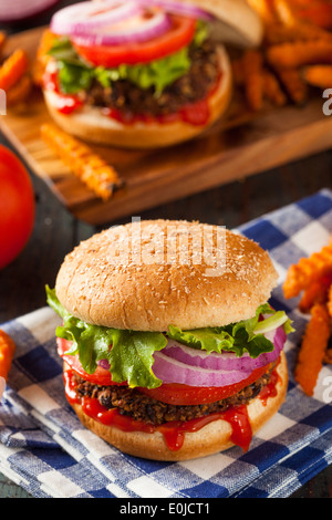 Le sane Quinoa vegetariano Burger con lattuga e pomodoro Foto Stock