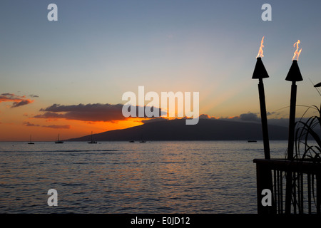 Torce Tiki e tramonto a Maui, Hawaii Foto Stock