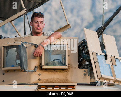 (Provincia di Kapisa, Afghanistan) U.S. Army Spc. Jody Truesdale, con Team di Ricostruzione Provinciale Kapisa, siede sulla cima di un militare Foto Stock