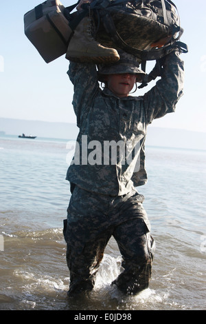 Stati Uniti Army Sgt. Lisa Kent, 445th Medical il distacco dei servizi veterinari, attaccato alla operazione continua promessa 2010 traspor Foto Stock