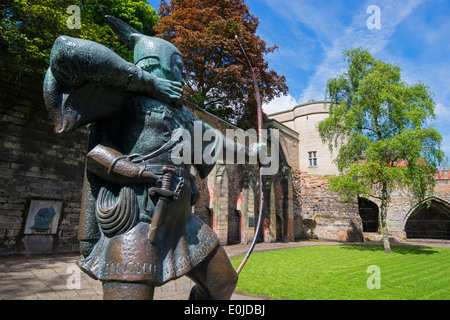 Il Robin Hood statua al castello di NOTTINGHAM, NOTTINGHAMSHIRE REGNO UNITO Inghilterra Foto Stock