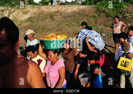 La vendita di prodotti alimentari - battello da crociera sul Rio delle Amazzoni ; IQUITOS - YURIMAGUAS . Dipartimento di Loreto .PERÙ Foto Stock