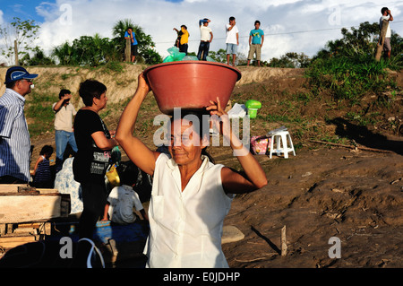 La vendita di prodotti alimentari - battello da crociera sul Rio delle Amazzoni ; IQUITOS - YURIMAGUAS . Dipartimento di Loreto .PERÙ Foto Stock