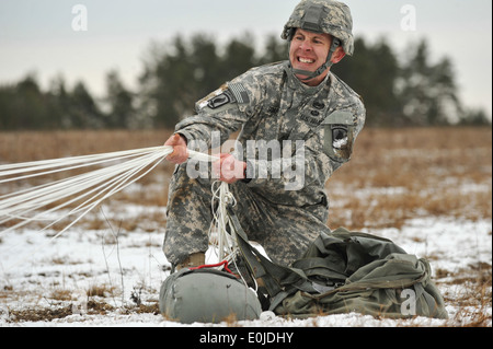 Stati Uniti Il personale dell'esercito Sgt. James raschiatore, un paracadutista assegnati al 4° Battaglione, 319Airborne campo reggimento di artiglieria, 173rd Inf Foto Stock