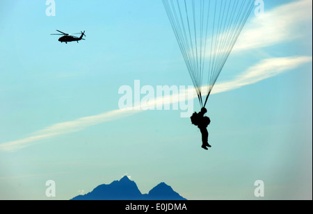 I paracadutisti del primo battaglione (airborne), 501Reggimento di Fanteria condurre un paracadute di formazione e di atterraggio in acqua di esercizio Foto Stock