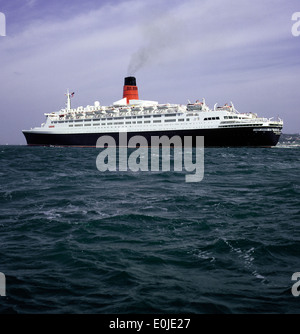 SOUTHAMPTON, Inghilterra. - LINER CUNARD QUEEN ELIZABETH 2 verso l'interno legato passando l'isola di Wight. Foto:JONATHAN EASTLAND/AJAX Foto Stock