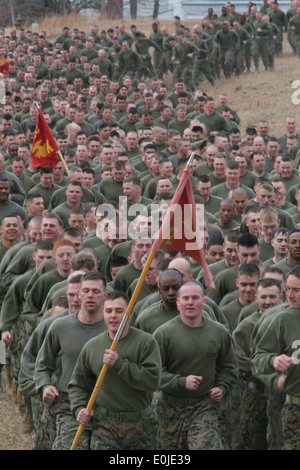 Marines dal ventiduesimo Marine Expeditionary Unit eseguire in formazione a bordo di Fort Pickett, Virginia, Gennaio 18, 2009. La ventiduesima MEU è condu Foto Stock