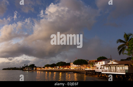 Lahaina città di notte le luci al crepuscolo, Maui, Hawaii Foto Stock