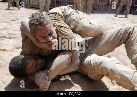 Stati Uniti Marine Corps 1Lt. Daniel Maher, destro con Fox Company, 2° Battaglione, quinto reggimento Marine, Regimental Combat Team 6, Foto Stock