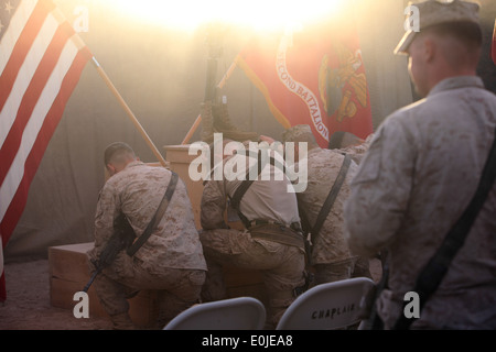 Marines con Echo Company, 2° Battaglione, 6° Reggimento Marine di pagare i loro rispetti a a 1Lt. James Zimmerman, precedentemente noto come il co Foto Stock