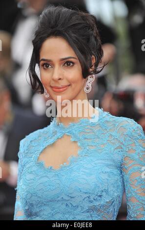 Cannes, Francia. 14 Maggio, 2013. Attrice indiana Mallika Sherawat arriva sul tappeto rosso per la cerimonia di apertura della sessantasettesima Cannes Film Festival di Cannes, Francia, 14 maggio 2013. Il festival si svolge dal 14 al 25 maggio. Credito: Voi Pingfan/Xinhua/Alamy Live News Foto Stock