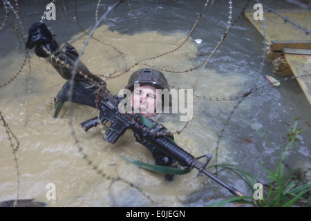 Un Marine con il primo plotone, società B., Battaglione Team di atterraggio 1° Battaglione, 4 Marines, 31 Marine Expeditionary Unit, crawl Foto Stock